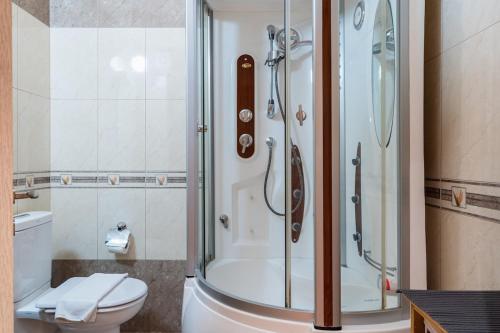 une salle de bains avec douche et toilettes dans l'établissement Beachfront Luxury Living Limassol, à Limassol