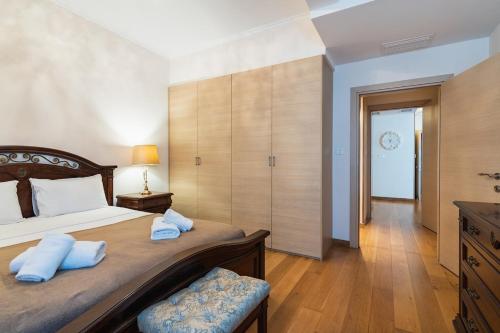 une chambre avec un grand lit avec des oreillers bleus dans l'établissement Beachfront Luxury Living Limassol, à Limassol