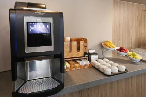 Una cafetera en la parte superior de un mostrador en City Express Plus by Marriott Ciudad de México Mundo E, en Ciudad de México