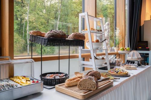 Moulins-lès-MetzにあるDomaine de la Résidence - Hôtel, Spa & Restaurantのパン一品