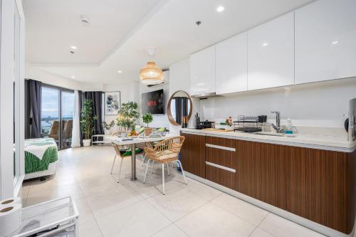 Η κουζίνα ή μικρή κουζίνα στο Dominiks nature and silent Jungle Studio Epic Ocean View Tambuli Mactan Pool Beach High Floor