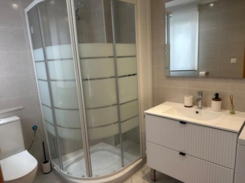 Ένα μπάνιο στο Modern and cozy loft Double terrace and beach