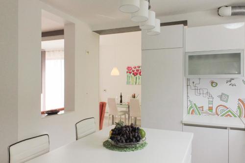 een keuken en eetkamer met een witte tafel en stoelen bij Villa Petra in Kastav