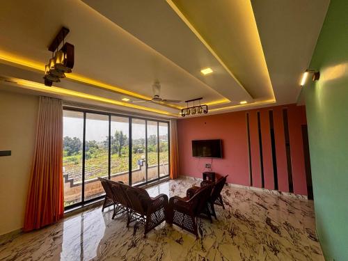 パンチガニにあるSHARTI Villaの椅子と大きな窓のあるリビングルーム