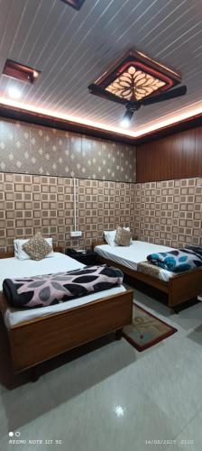 Giường trong phòng chung tại Hotel Rajgir International