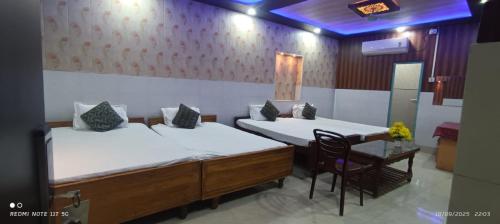 Giường trong phòng chung tại Hotel Rajgir International