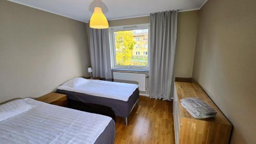 une chambre à l'hôpital avec deux lits et une fenêtre dans l'établissement Bright 3-Bedroom Apartment with Balcony, à Göteborg