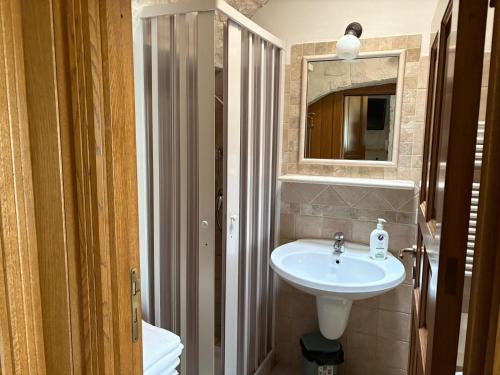 アルベロベッロにあるTrullo La Visita Meravigliosaの洗面台と鏡のあるバスルーム