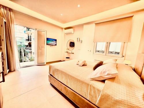 um quarto com uma cama e uma janela grande em The Corfu Urban Stays em Ágios Rókkos