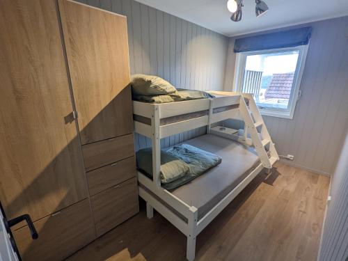 Zimmer mit 2 Etagenbetten und einem Schrank in der Unterkunft Apartment, Sea View, Terrace, Free Parking in Tromsø