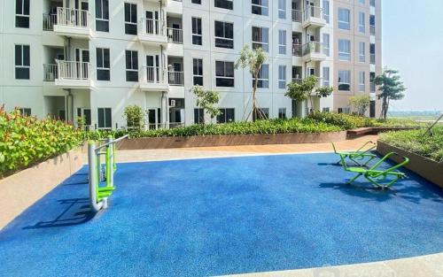 eine Wohnterrasse mit Spielplatz und ein Gebäude in der Unterkunft Tokyo River side PIK2 By Micky Studio 8 in Muara