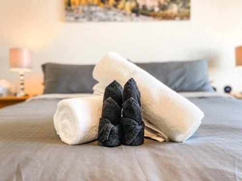 Ένα ή περισσότερα κρεβάτια σε δωμάτιο στο 1040 Pond Side