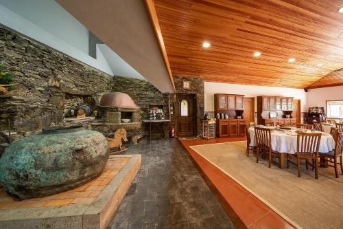 a living room with a large vase in the middle at Refúgio entre o Pomar e o Rio Douro in Raiva