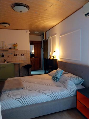 Una cama grande en una habitación con cocina. en Apartment Tara, en Herceg-Novi