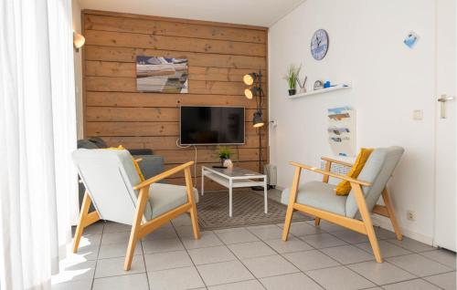 een woonkamer met twee stoelen en een tv bij Gorgeous Home In Woudsend With Wifi in Woudsend