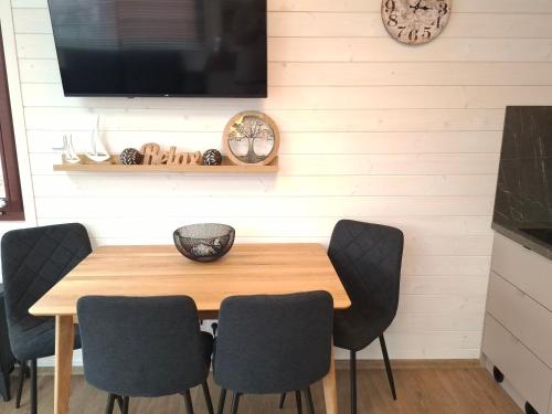 een eetkamer met een houten tafel en 4 stoelen bij Houseboat Rosie in Praag