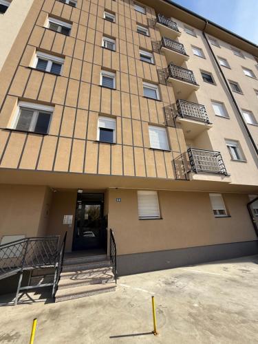 een hoog gebouw met een trap ervoor bij Romansa in Bijeljina