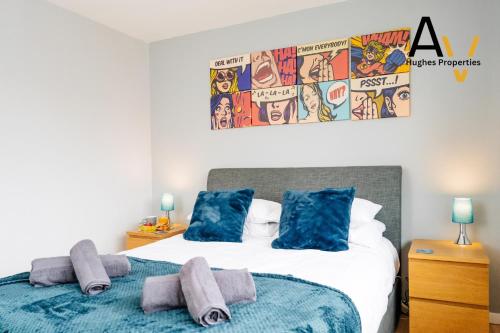 Un dormitorio con una cama con dos almohadas azules. en Spacious Two-Bedroom House - Driveway Parking, Garden Space, Great for Relocation By AV Hughes Properties, en Northampton