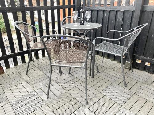 Una mesa y sillas en un patio. en Upper Floors At The Lawns, en Filey