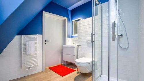 Un baño con inodoro y ducha en Apartament Białka Tatrzańska A&M, en Białka Tatrzanska