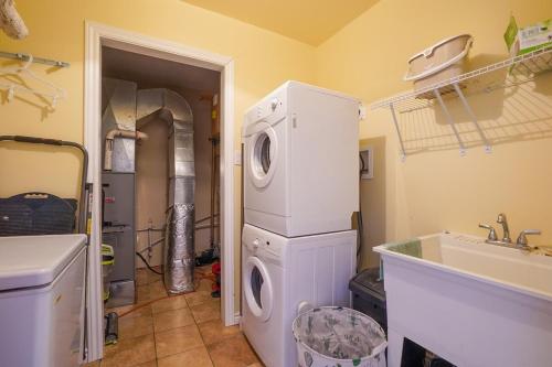 Vannituba majutusasutuses Lake-Access Cottage- Hot Tub, Fireplace&Pool Table