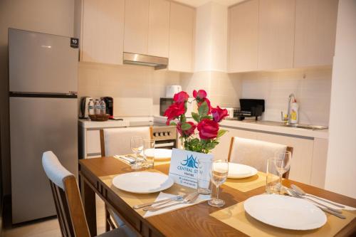 Kuchyň nebo kuchyňský kout v ubytování Stylish 1BR Near SeaWorld & Yas Attractions