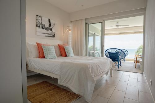Un dormitorio con una cama con vista al mar. en Beachfront apartment with exceptional lagoon view, en Grand Baie