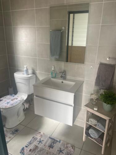 Ένα μπάνιο στο The Blyde Apartment