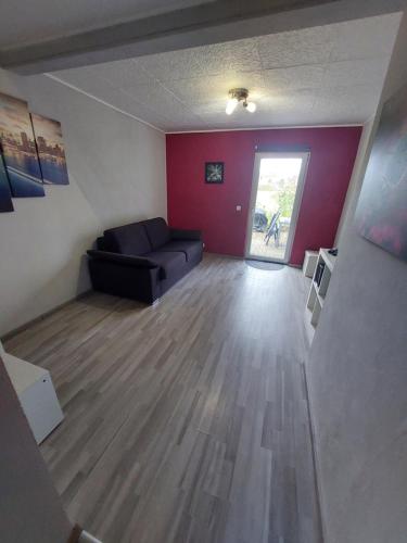 Neunkirchen am SandにあるSchöne Wohnung direkt am Bachのソファと窓のあるリビングルーム