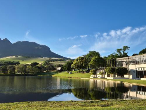 ステレンボッシュにあるウェバースバーグの山を背景にした湖畔の建物
