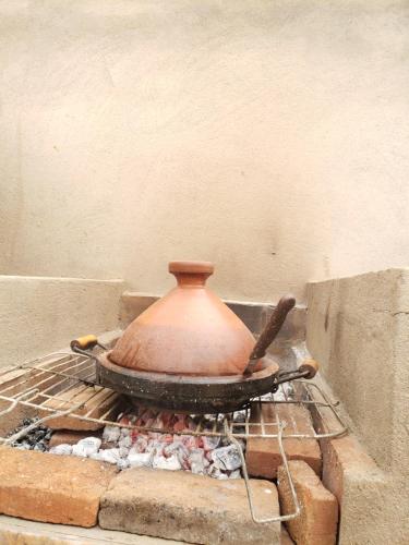 Una olla está encima de una estufa en Agoudim Nikhartan, en Tinerhir