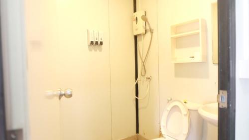 Bilik mandi di Wings Alley Phuket