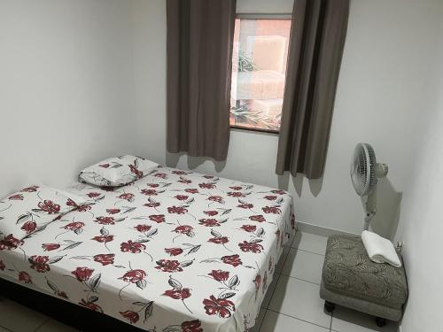 エウナーポリスにあるRESIDENCIAL SOPHIAのベッドルーム1室(ベッド1台、窓、ファン付)が備わります。