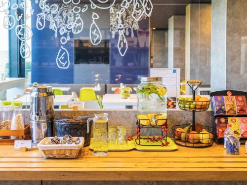 Comida en o cerca de este hotel