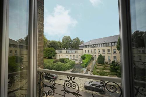 Aussicht aus einem Fenster eines Gebäudes in der Unterkunft Soft Wood - Duplex - Historique in Reims