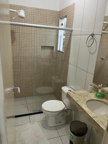 エウナーポリスにあるRESIDENCIAL SOPHIAのトイレ、シャワー、洗面台を備えたバスルーム