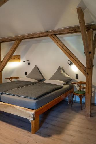 two beds in a room with wooden beams at Eiche - Ferienwohnung in Dötlingen mit Waldblick in Dötlingen
