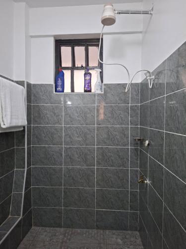 Ένα μπάνιο στο Ben's Apartment