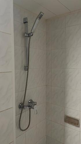 a shower with a shower head in a bathroom at Acacia 1 Hengelhoef in Aan de Wolfsberg