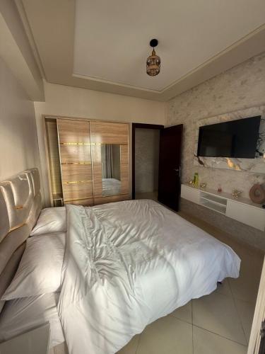 Ένα ή περισσότερα κρεβάτια σε δωμάτιο στο Luxury Aprt, 2 Bedrooms 3 min From Beach & Medina