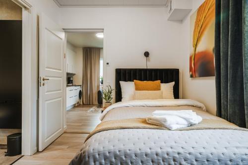 Кровать или кровати в номере Guestly Homes - Modern & Central 1BR