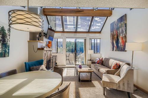 Posezení v ubytování Beaver Run Updated 2 Bedroom On Peak 9 Ski-in Ski-out