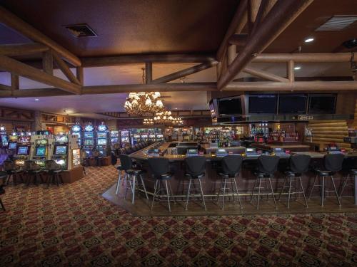 un casino con bar y sillas en una habitación en RV Park at Lakeside Casino, en Pahrump