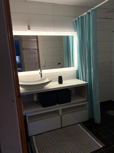 a bathroom with a sink and a mirror at Lillian's gjestehus, Skibotn in Skibotn