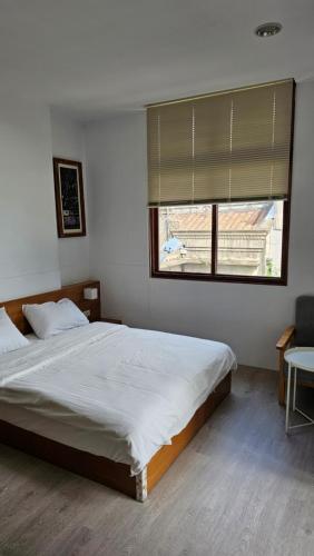 Postel nebo postele na pokoji v ubytování 紅白瓦八月