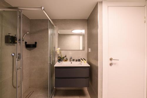 O baie la דירת סטודיו יוקרתית עם נוף לים ובריכה מחוממת דקה מהחוף