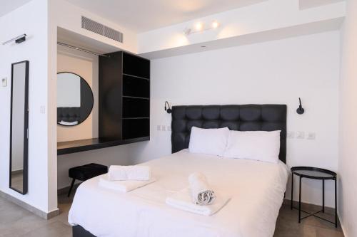 Un pat sau paturi într-o cameră la דירת סטודיו יוקרתית עם נוף לים ובריכה מחוממת דקה מהחוף