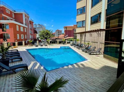 ein Swimmingpool mitten in einem Gebäude in der Unterkunft Luxury rest Dolphin Club in Sonnenstrand