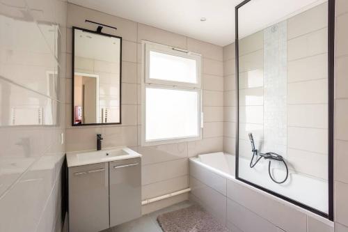 Et badeværelse på large appartment 2 parking spaces 5mn paris