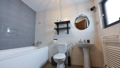 Ένα μπάνιο στο Pensiunea La Mustata